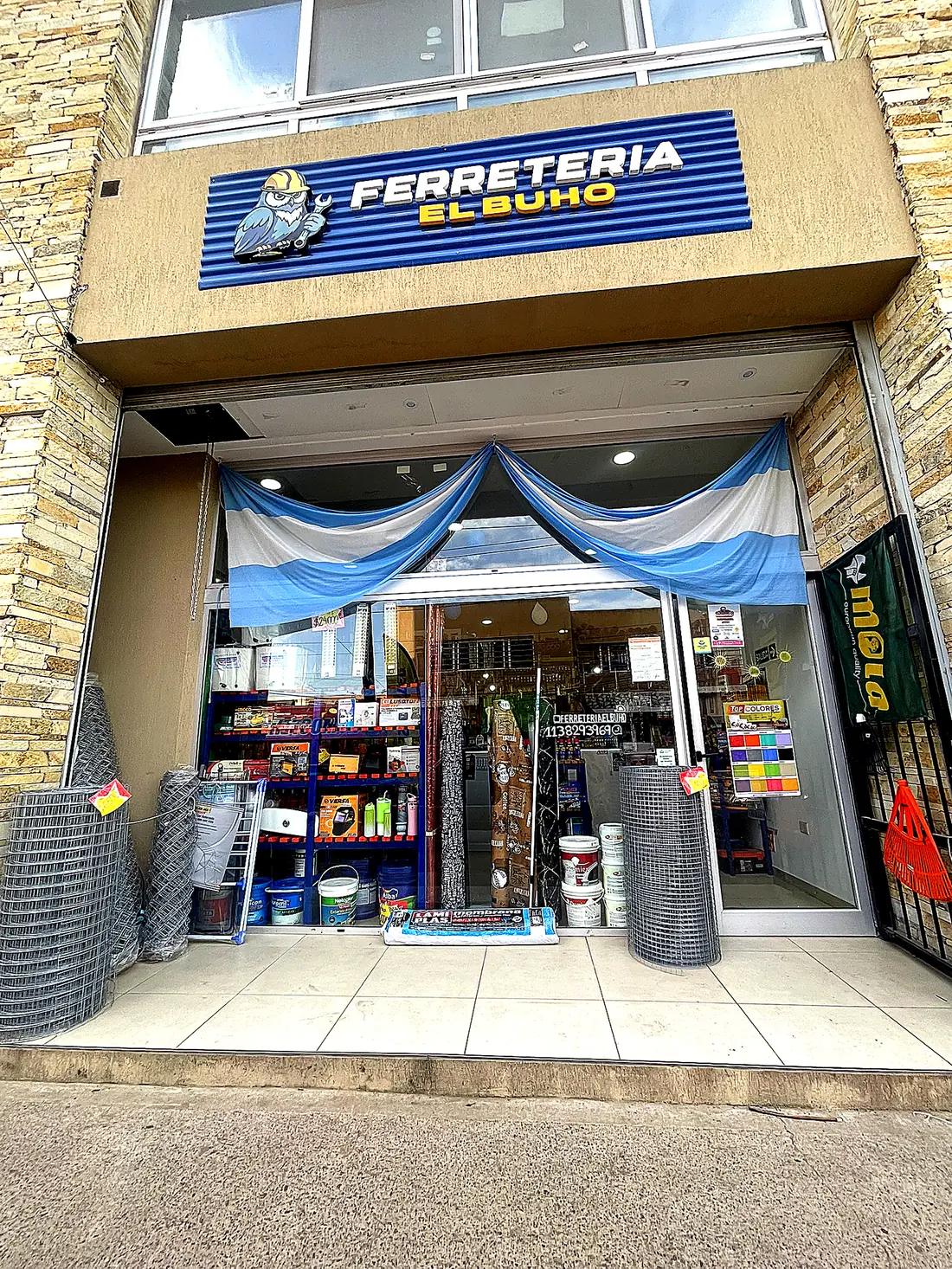 Frente de Ferretería El Búho